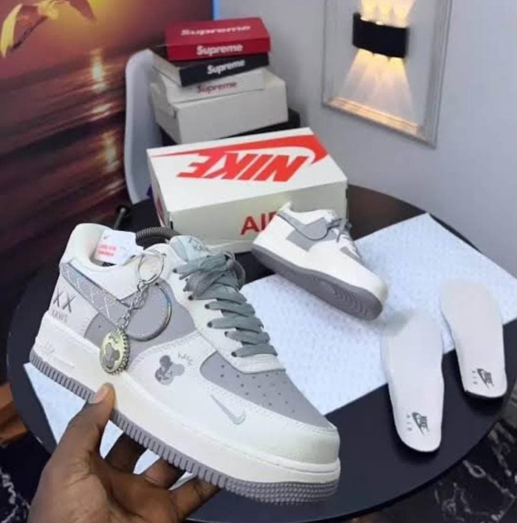 Nike Air Force 1 x KAWS - White/Grey